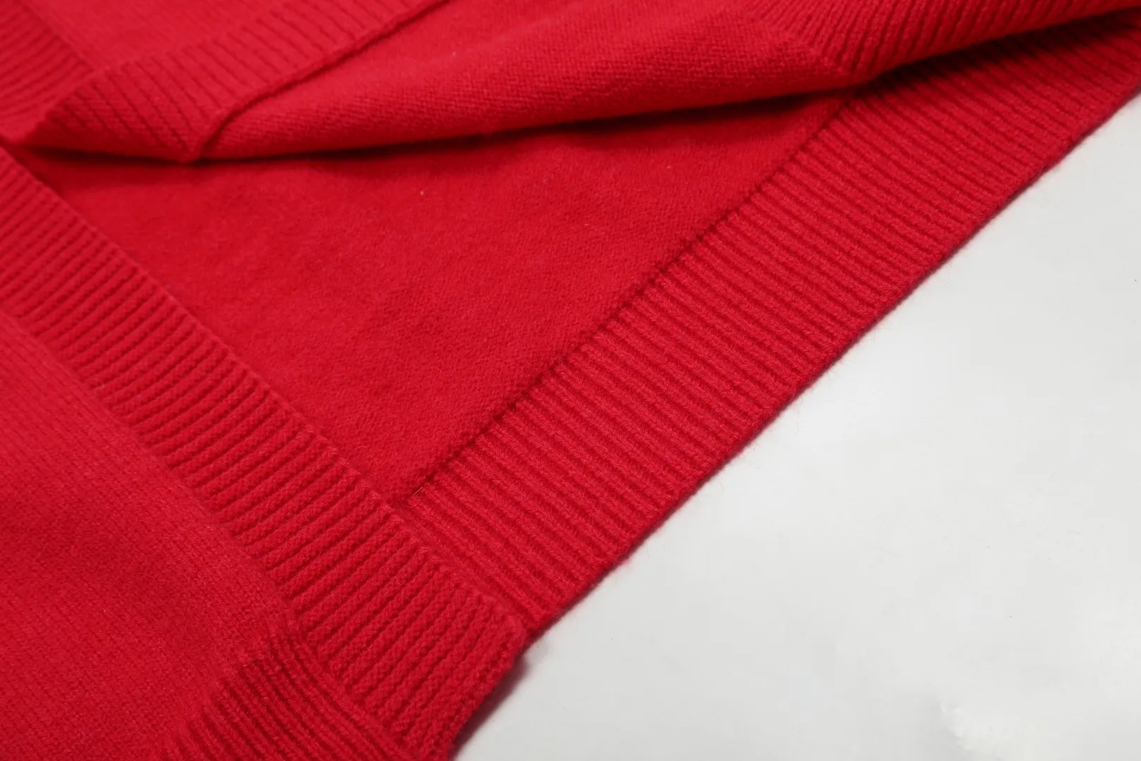 🅿️220 "Top quality" Style number: DS016# [Ralph Lauren V-neck solid color pony embroidered logo woolen knitted shawl cardigan] ✅Ralph Lauren Lazy‌oversize style basic classic versatile ten-color shawl cardigan ✅Main supplier platform live broadcast Wholesale entity Replenishment when out of stock No removal from shelves ✅ZP quality 1:1 version Scan the code to enter the GF website Counter quality ✅Details and quality are the only one in Guangzhou. Light luxury wool. Focus on high-end. Cost-effective. Good quality. Needless to say. ✅Restore the original version. Can wear 190 pounds. Loose, comfortable and stress-free. ✅Loose upper body, oversize and lazy style. Must-have style for goddess ootd. ✅Good-looking clothes are never picky. Recommended for goddess wardrobe. Taro Purple, Light Khaki, Chinese Red, Anchor Red